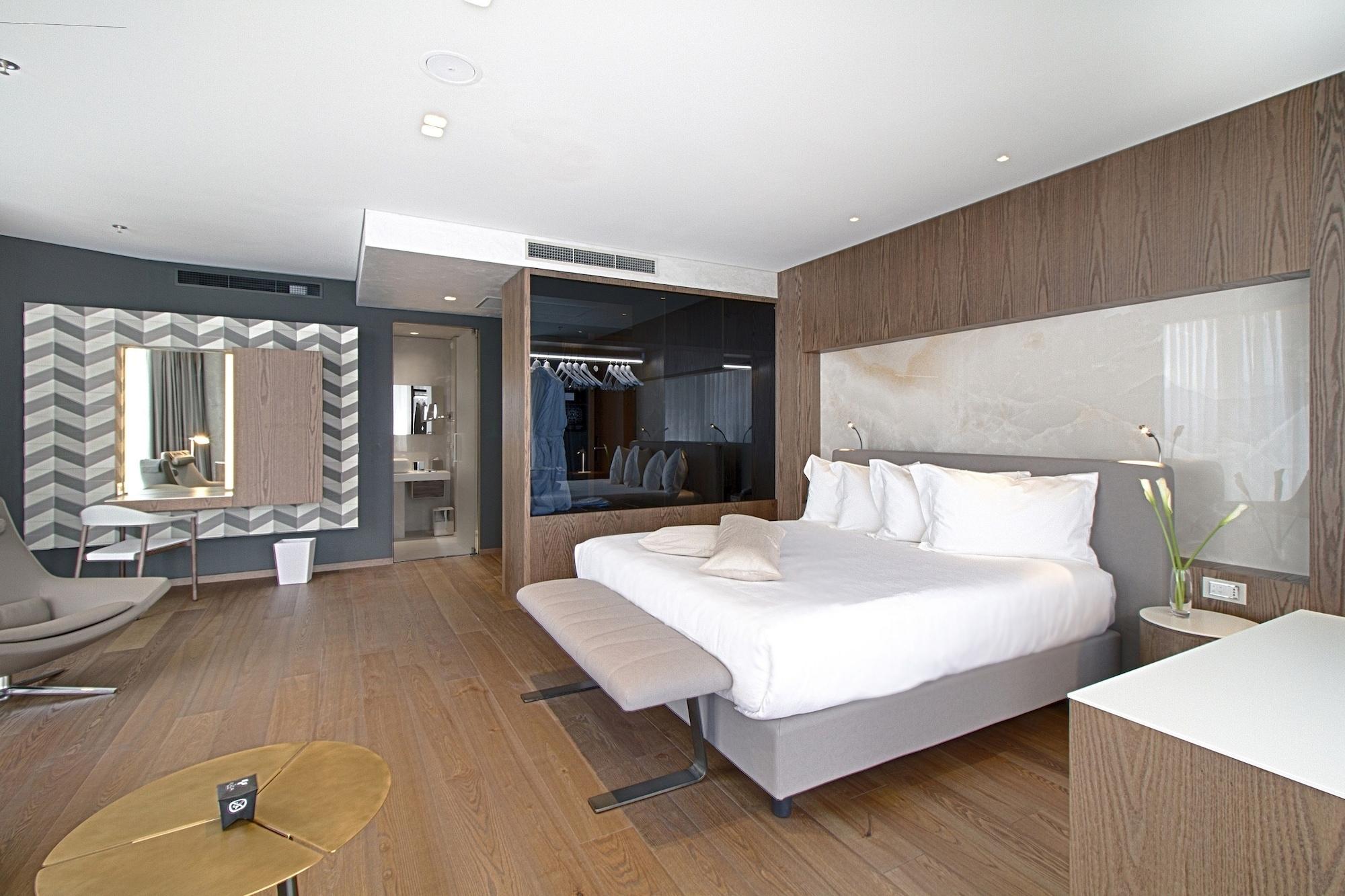 Maritim Hotel Plaza Tirana Exterior photo A suite at the hotel