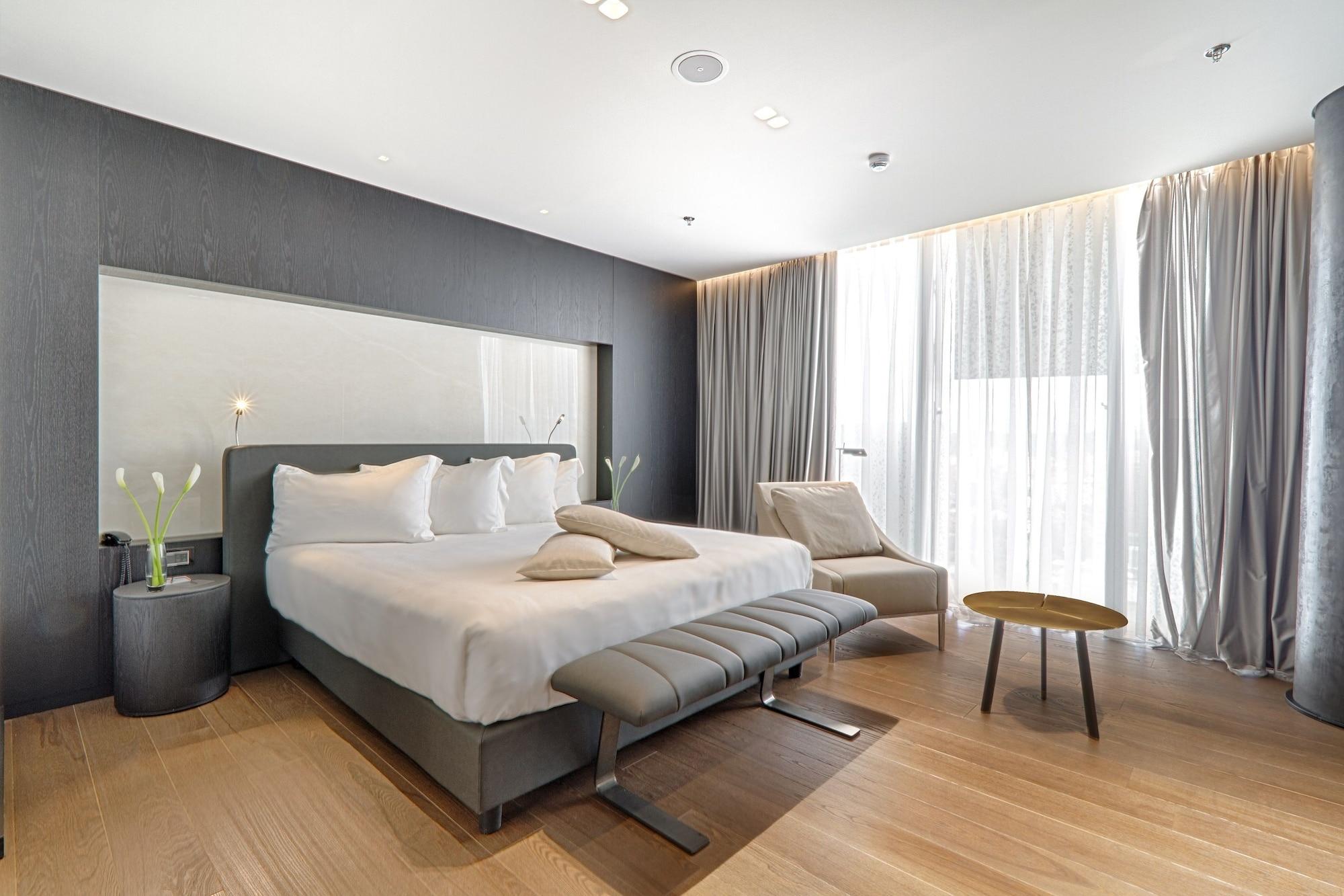 Maritim Hotel Plaza Tirana Exterior photo Deluxe room