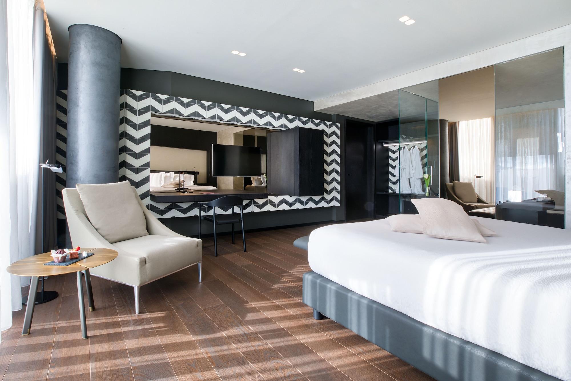 Maritim Hotel Plaza Tirana Exterior photo Suite