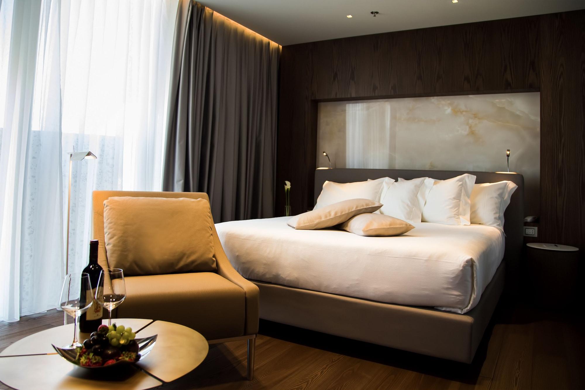 Maritim Hotel Plaza Tirana Exterior photo Deluxe room