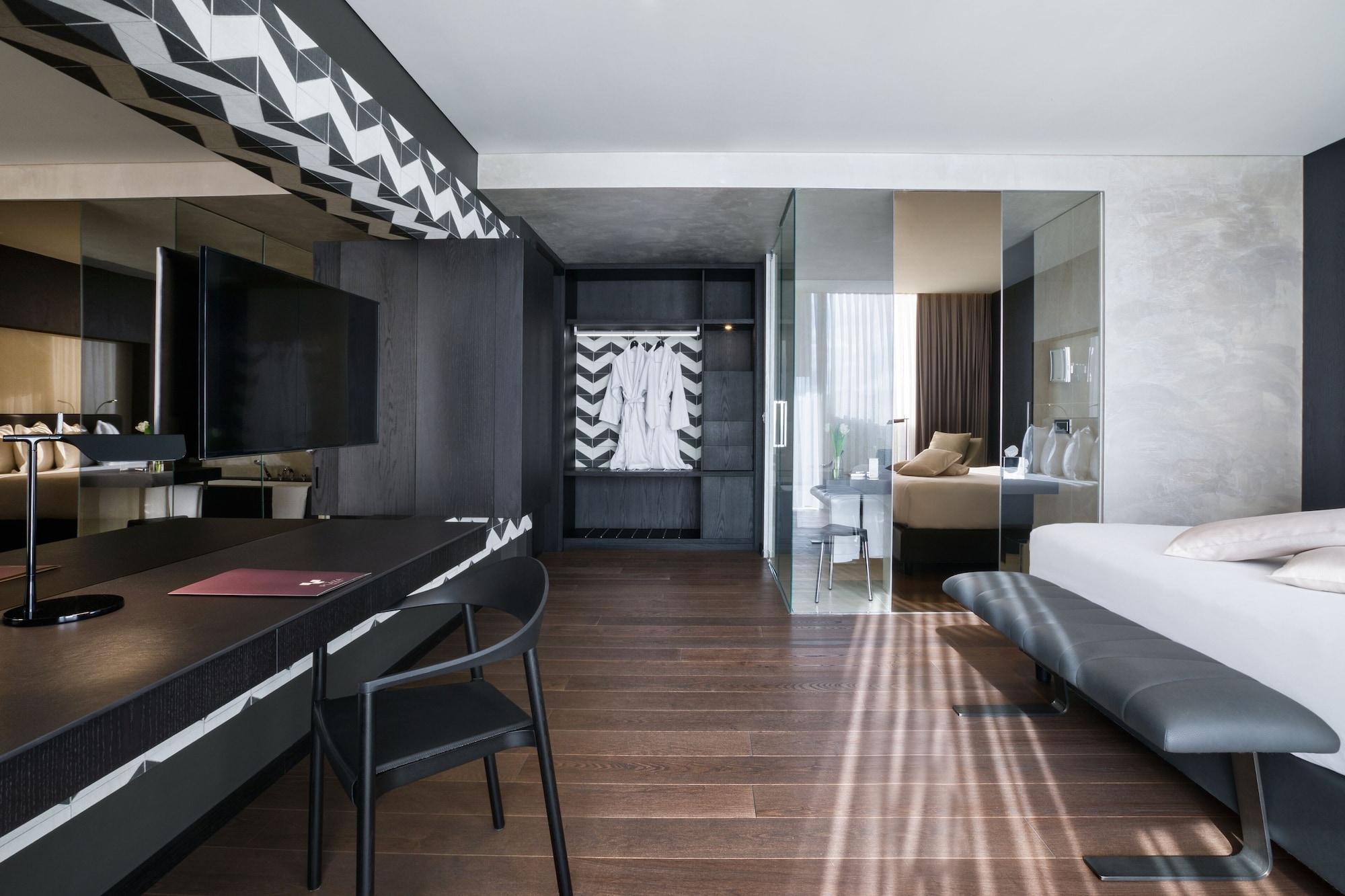 Maritim Hotel Plaza Tirana Exterior photo A room at the hotel