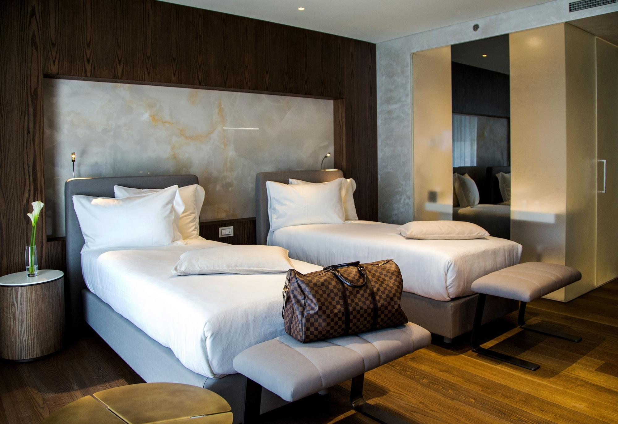 Maritim Hotel Plaza Tirana Exterior photo A room at the hotel